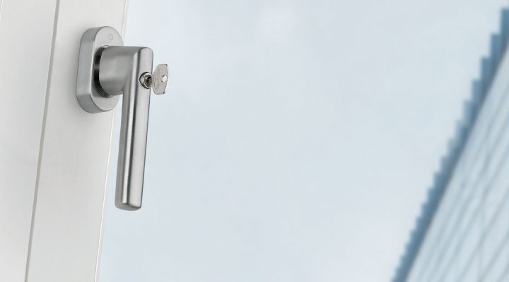 Nouveauté pour les bâtiments tertiaires : Poignées de fenêtre des lignes Amsterdam et Paris disponibles avec de nouvelles technologies.