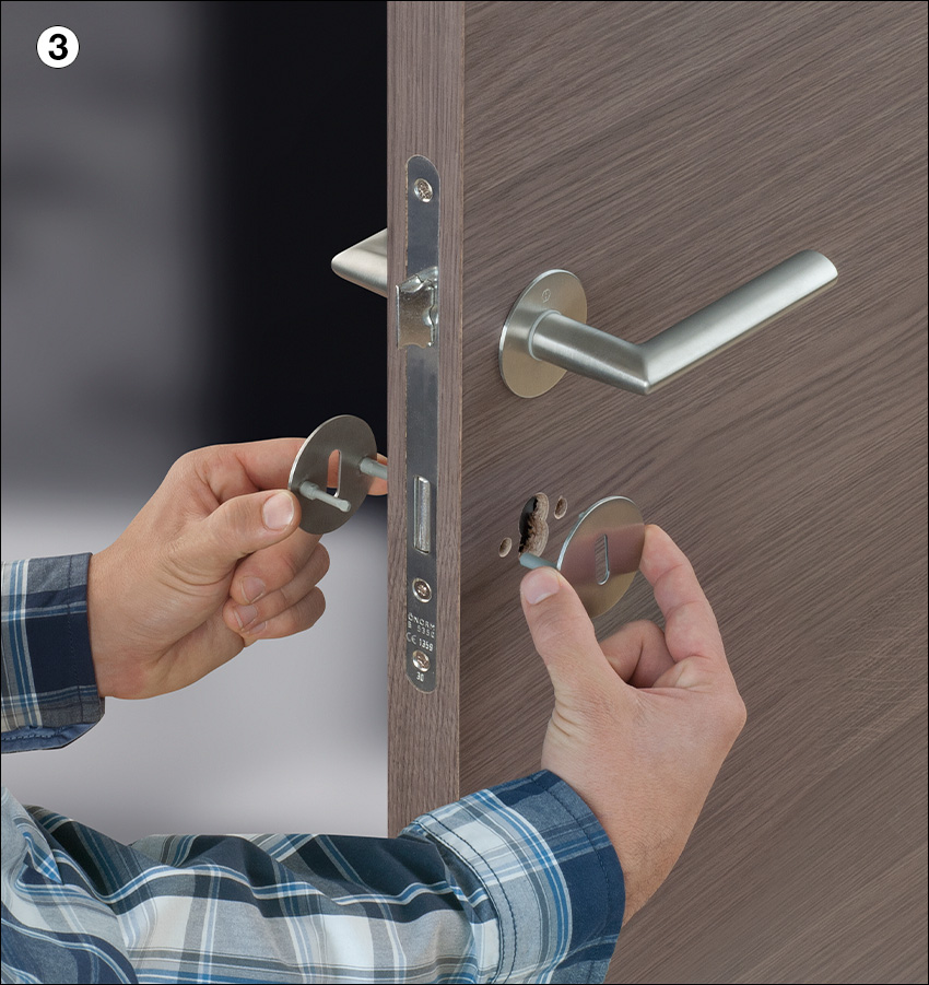 If necessary, put the escutcheons together – and fitting is complete!