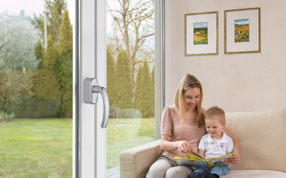 Estar seguro en casa: con una manilla de ventana con tecnología SecuSelect®, se protegerá eficazmente contra la apertura violenta de la ventana.