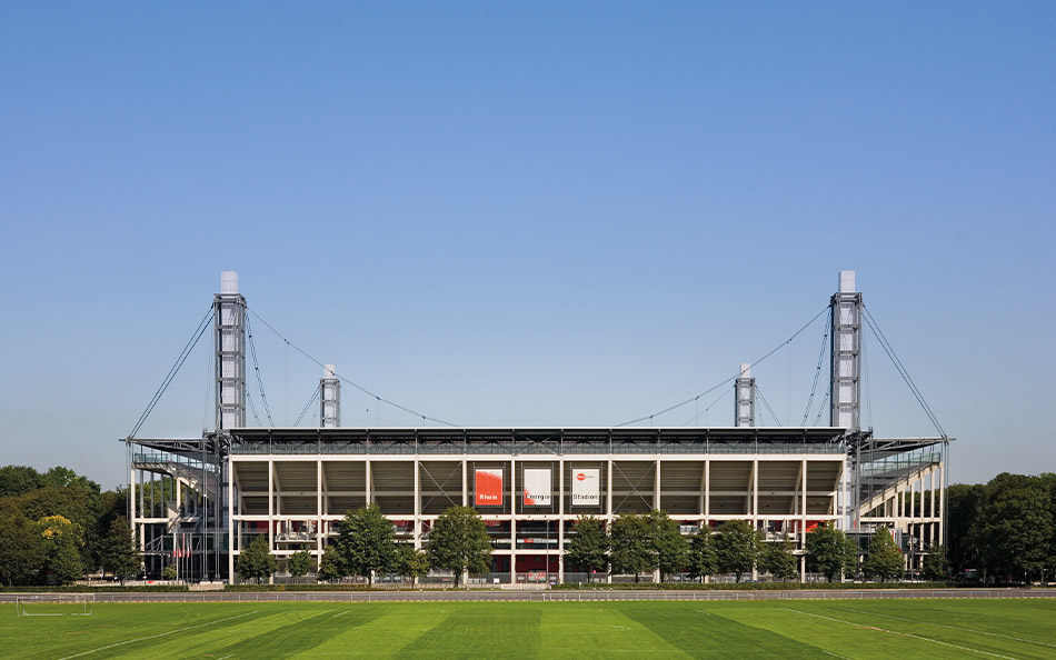 Por su extraordinaria arquitectura, los habitantes de Colonia también llaman al RheinEnergieSTADION “joyero”. Por su extraordinaria arquitectura, los habitantes de Colonia también llaman al RheinEnergieSTADION “joyero”.