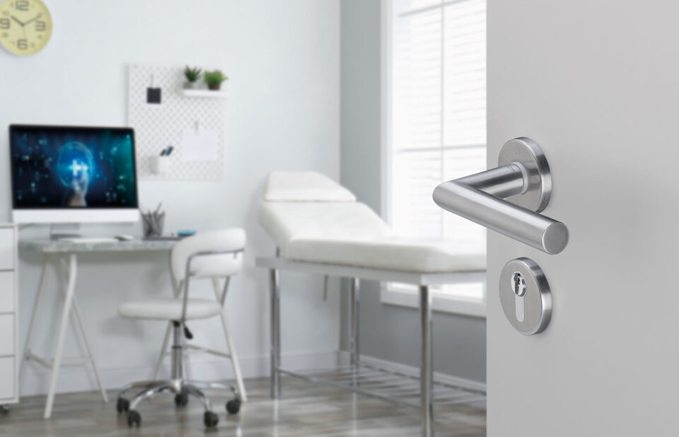 HOPPE handle set for interior doors with SecuSan, Amsterdam series, F69-S Satin Stainless Steel SecuSan (suitable for interior applications only) HOPPE handle set for interior doors with SecuSan, Amsterdam series, F69-S Satin Stainless Steel SecuSan (suitable for interior applications only)