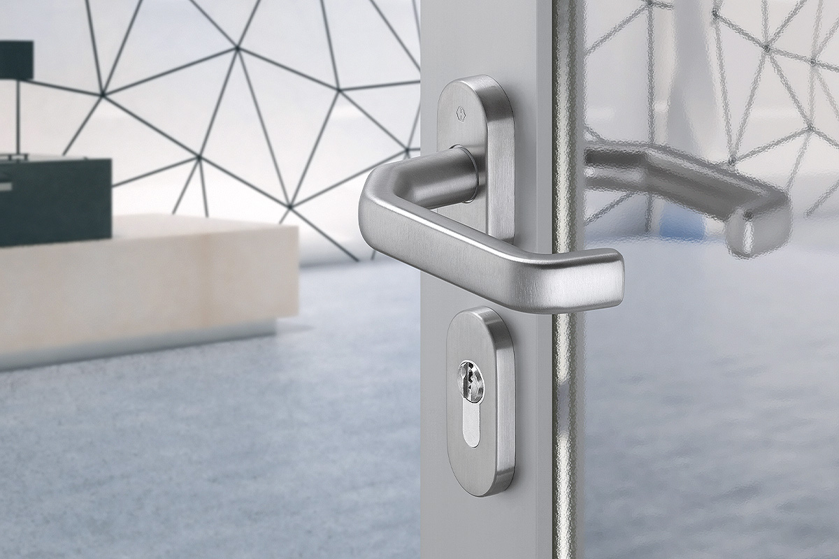 Fire-resistant (panic) and smoke-proof handle sets for profile doors