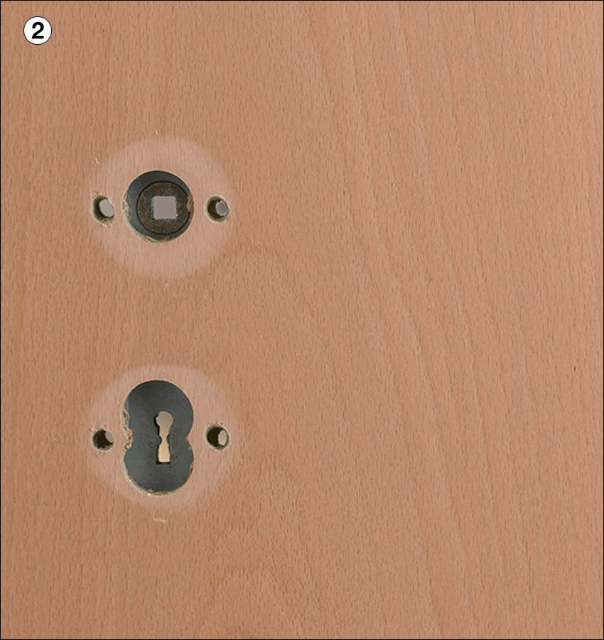 HOPPE Quick-FitPlus – After removal, unsightly traces of the old fitting often remain on the door.