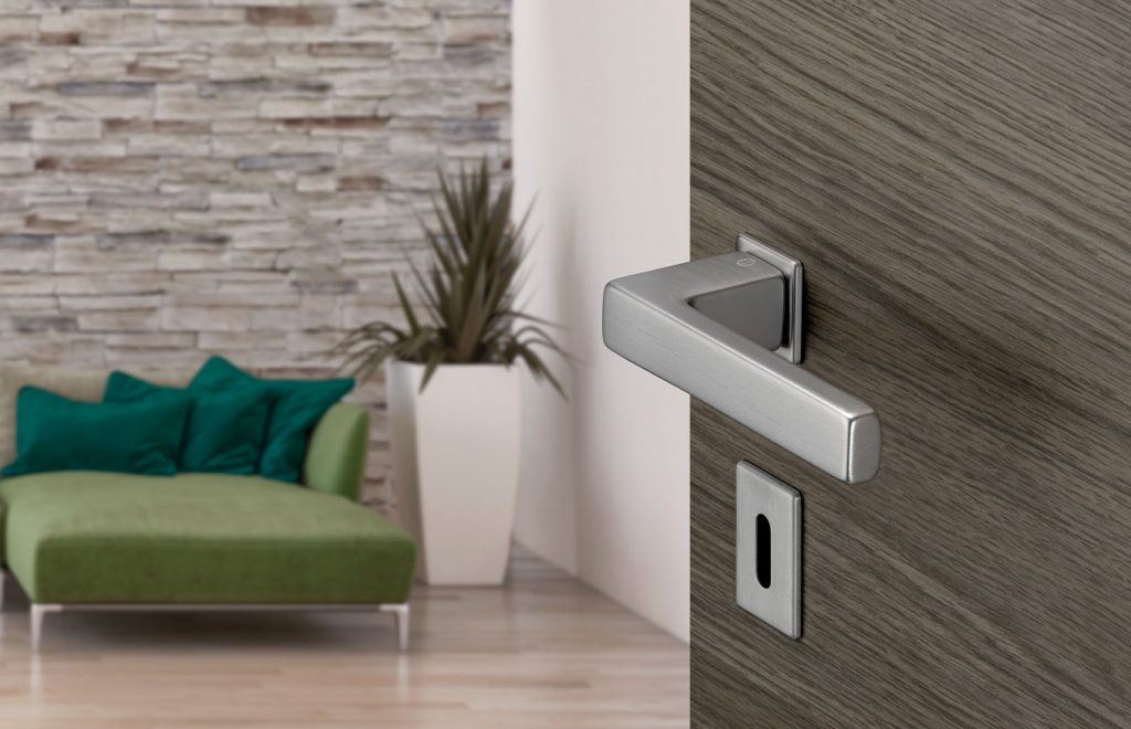 Zestaw klamek do drzwi HOPPE, seria Austin, F31-1 aluminium kolor stali nierdzewnej mat, rozeta HOPPE Compact, F69 stal szlachetna mat Zestaw klamek do drzwi HOPPE, seria Austin, F31-1 aluminium kolor stali nierdzewnej mat, rozeta HOPPE Compact, F69 stal szlachetna mat